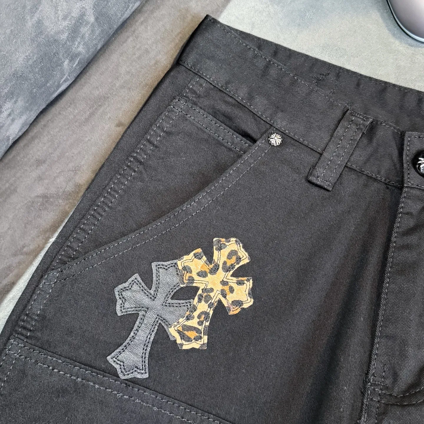 P270 Chrome Hearts Leopard Print Jeans with Black Leather and Wooden Leather Elements Washed Jeans Authentically Restore the Ultimate Vintage Texture Three-Dimensional Fit Loose and Comfortable Not Slimming Appearing Tall and Slim Made by Manufacturers Original Quality Control Same Style for Men and Women Can Be Matched with Couples Versatile Recommendations Must-Have Jeans for All Seasons Fashionistas Have Been Disappointed From the Quality Selection of Fabrics, Cutting of Details, and Matching of Patterns, Everything Is Impeccable! The upper body is so handsome when worn...it can be easily worn by men, women and children! The craftsmanship is made of heavy-duty washed pure cotton denim fabric. After washing, it is soft and thick and looks very stylish when worn. Color: black Size: 28 30 32 34 36